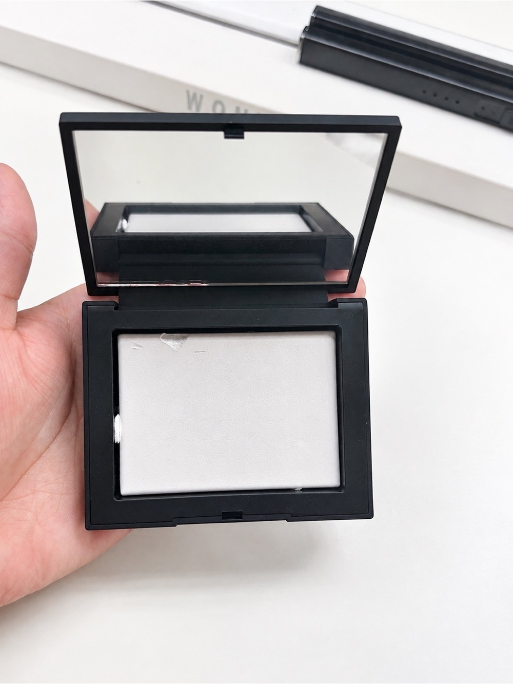 NARS Translucent Crystal Light Reflecting Setting Powder - Picture 1 of 3